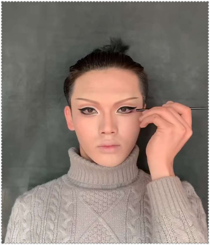 小哥哥仿妆"斗罗大陆唐三",开头:哪凉快哪呆着去,最后:确定不是p的?