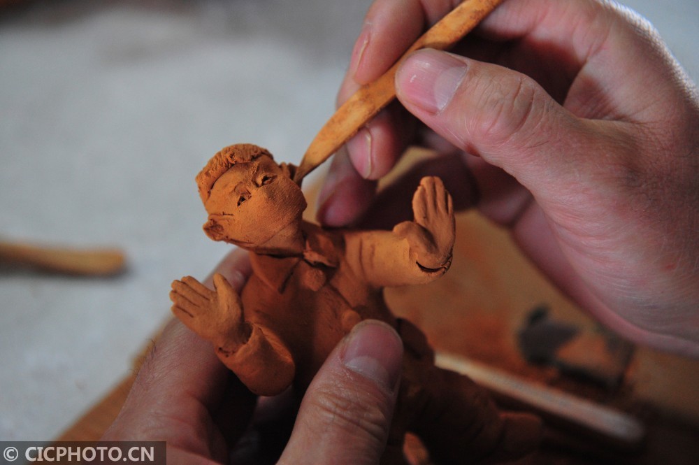 江苏睢宁小学教师制作泥塑助力疫情防控