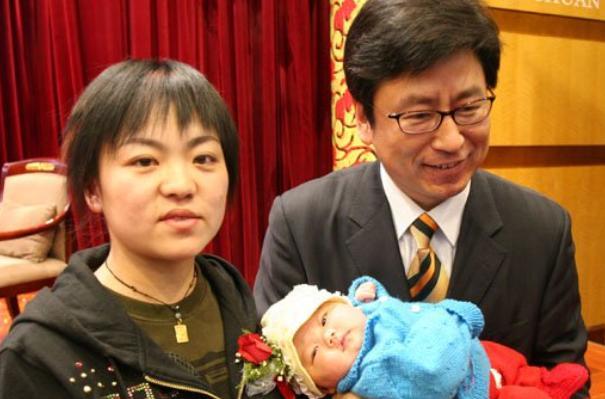 名嘴白岩松才是人生赢家妻子如此漂亮儿子更是十足学霸