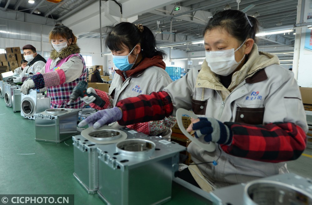 江蘇省蘇州太倉市璜涇鎮一家燈具製造企業內,女員工在組裝車間組裝