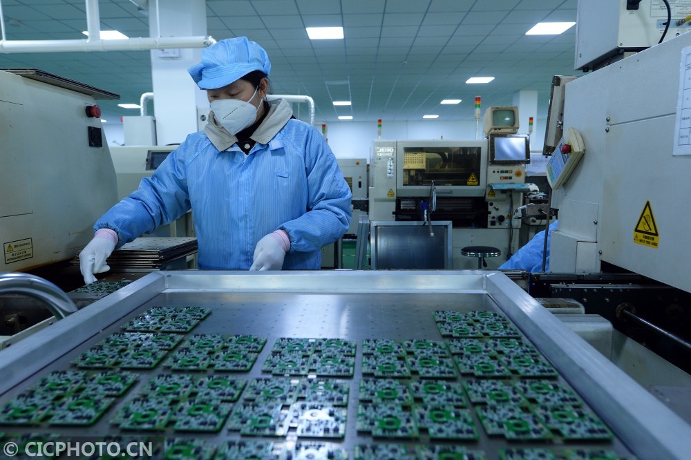 江苏省苏州太仓市璜泾镇一家灯具制造企业内,女员工在组装车间组装