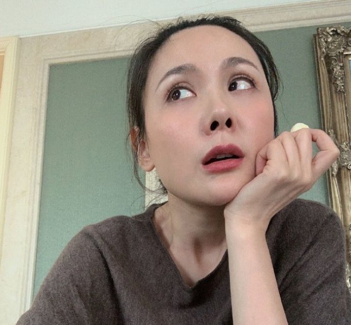 程丽莎放飞自我晒生吃大蒜素颜照,搞怪表情逗趣十足