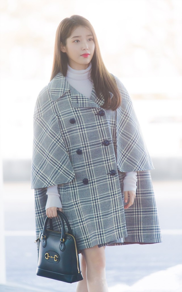 iu出征时装周,穿2万6格纹斗篷配高领毛衣,踩尖头短靴秀雪白美腿