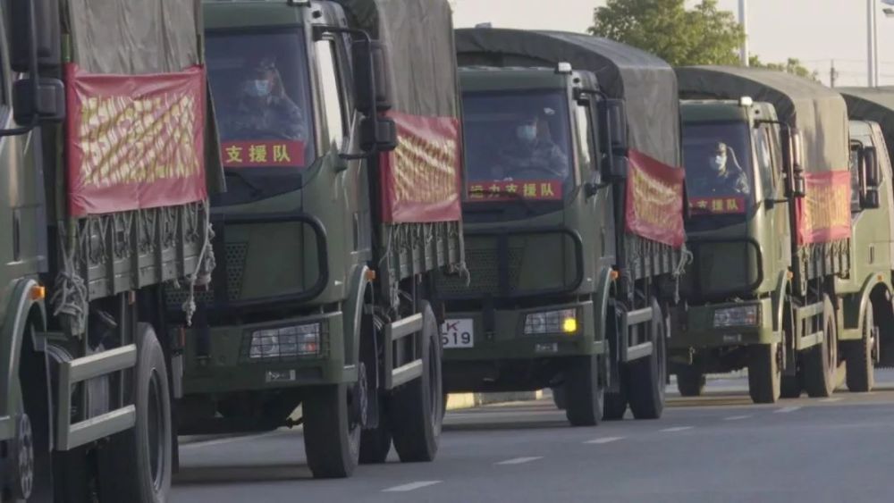 在车队安全员小郝手中记