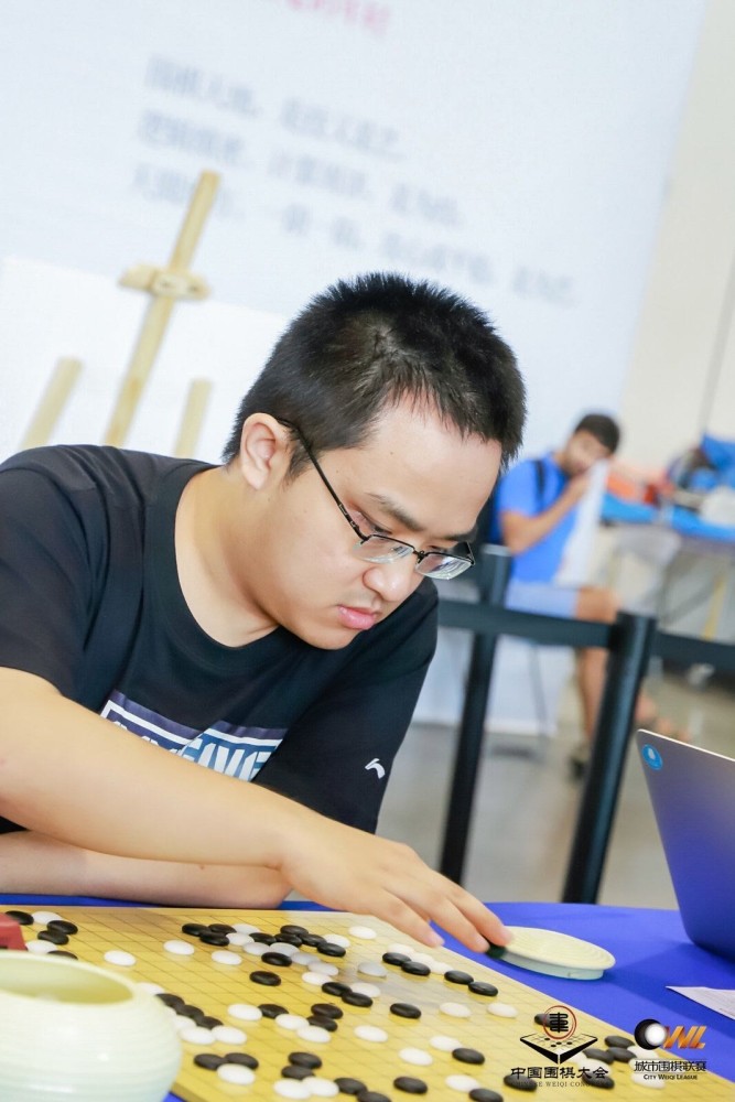 业余擂台赛李星彤力克陶汉文取得两连胜