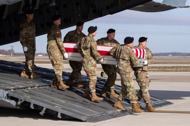 △2019年12月，一名已故驻阿美军士兵的遗体被运回多佛空军基地（图源：AP）