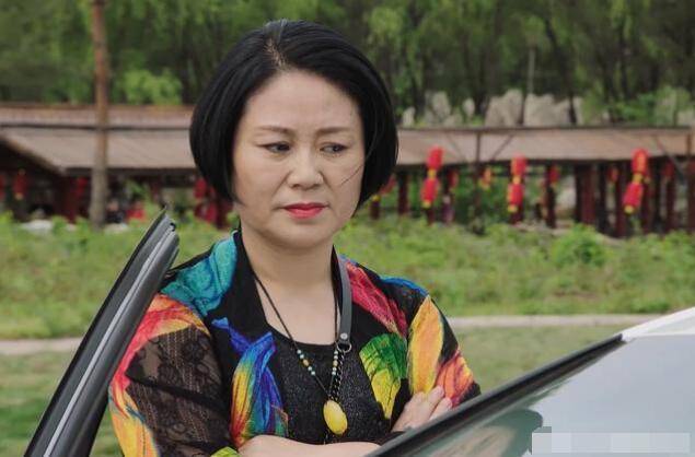 48岁的贺美玲,本名叫贺艳梅,剧中大胖是二柱子的媳妇,性格火爆,一点就