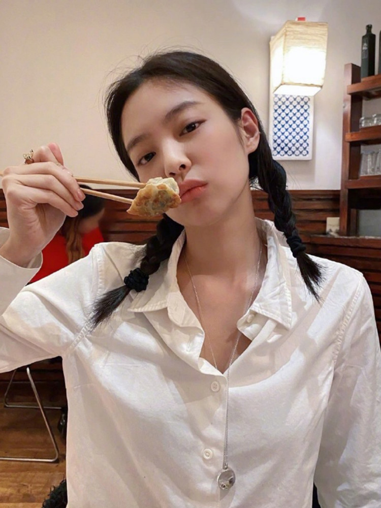 Jennie私服更新 白衬衫黑色休闲裤大玩中性风 飒气又可爱 腾讯新闻