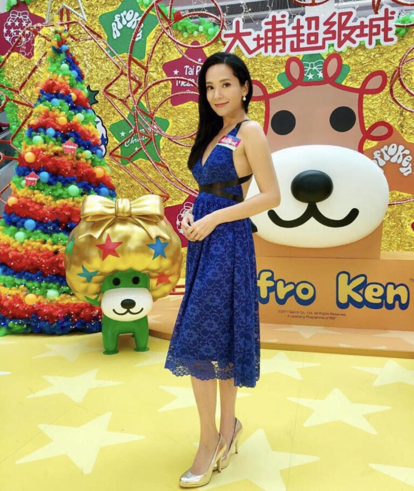 郭羡妮45岁不显老穿抹胸上衣搭配半身裙这样的成熟美才最诱人