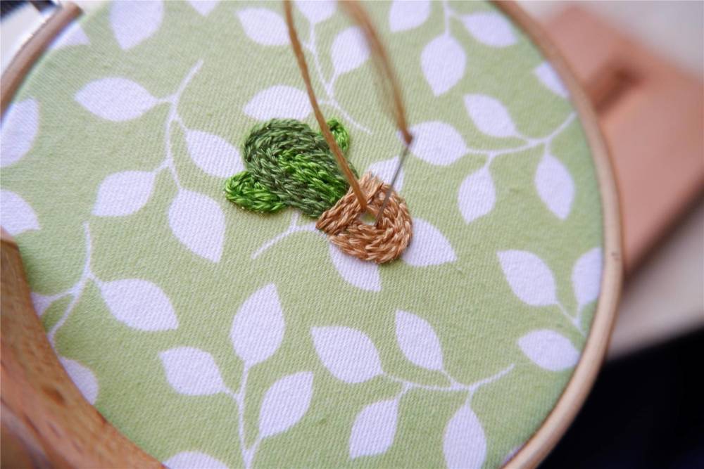 扣子也能做胸针?别的扣子不敢保证,刺绣扣子可以做胸针哦