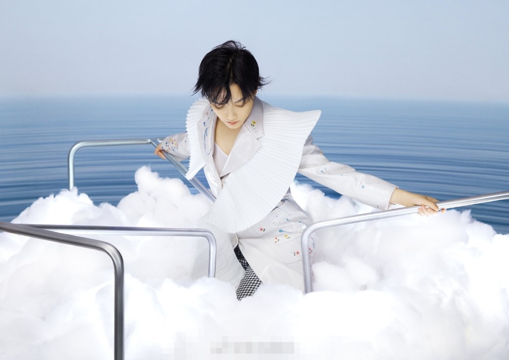 范晓萱最新大片撞脸郭采洁,服装怪异风格奇特,42岁依旧少女模样