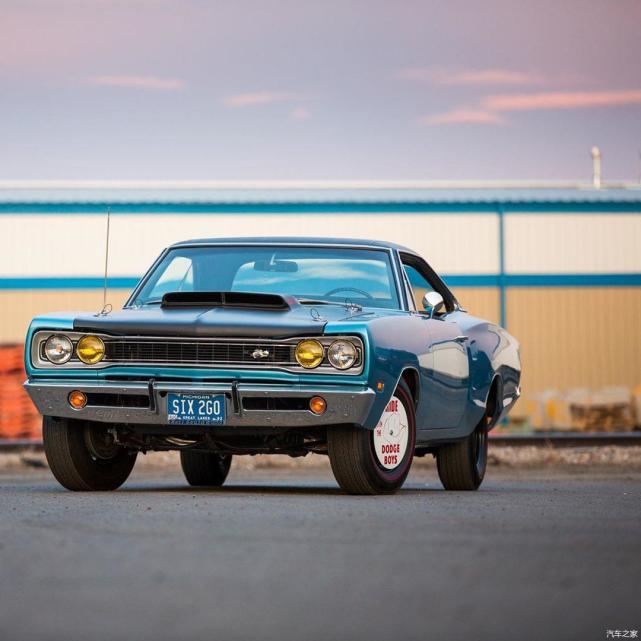 1969年道奇超级蜜蜂440 six pack,发动机盖很有意思叫脱帽,想驾驶这台