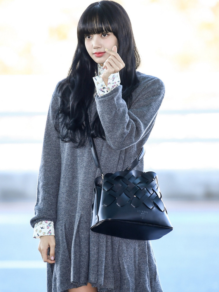 lisa现身机场穿针织百褶裙青春又活力这人间甜豆真绝