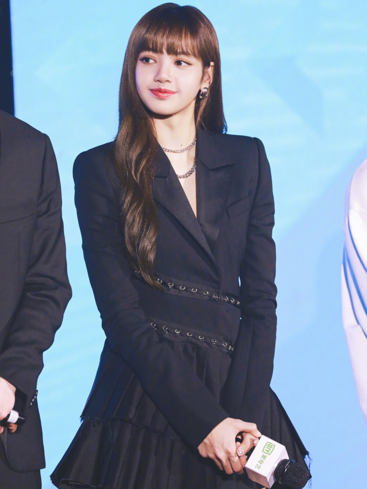 lisa现身机场穿针织百褶裙青春又活力这人间甜豆真绝