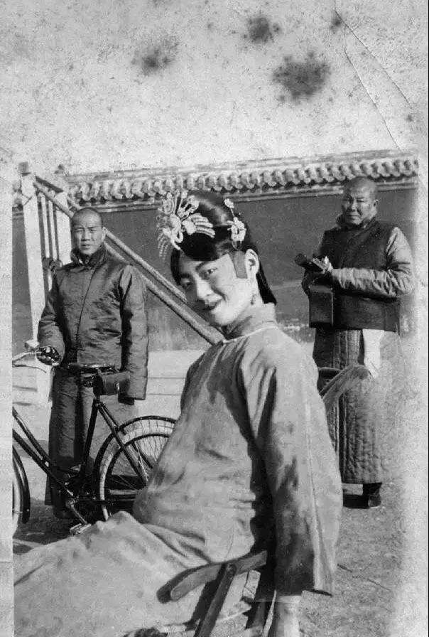 清朝老照片图二是皇后骑完单车在休息图四是百姓在为皇家冰窖搬冰块