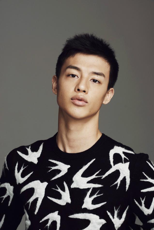 新世界徐天上杂志牛仔衣喇叭裤33岁尹昉穿出了富二代气质