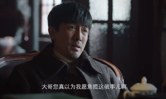 《新世界》中铁林当组长就有车开,为什么金海当狱长还步行?