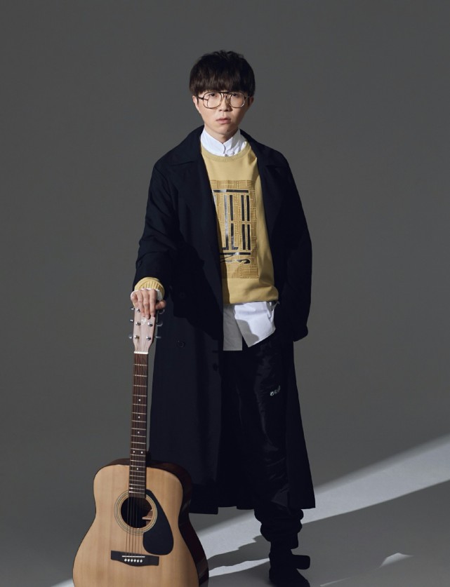 毛不易终于穿出真正身高穿条纹皮大衣搭休闲裤出镜大长腿尽显