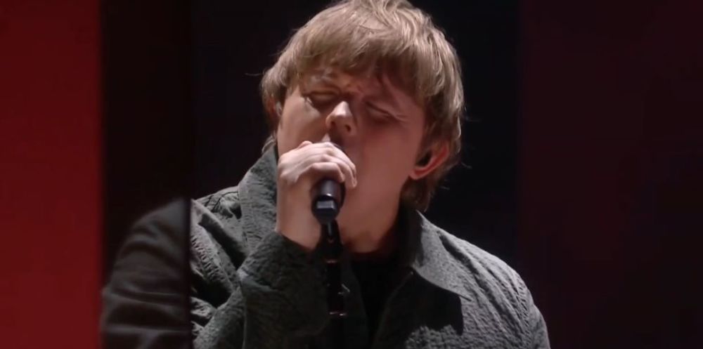 配乐大师hans zimmer,johnny marr 演唱了《no time to die》,这也是