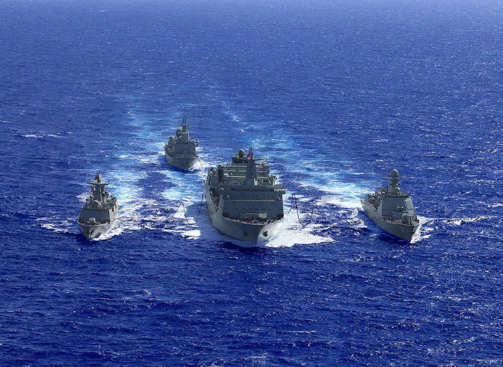 三舰环绕壮观四万吨大补同时为多艘立体补给我国这编队真亮眼