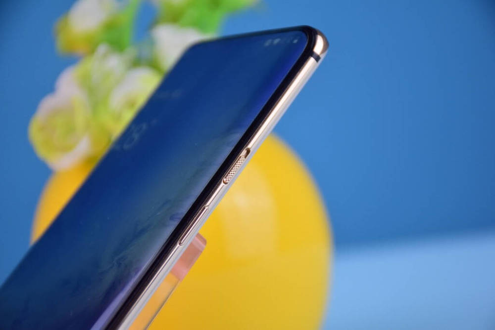 别具一格的升降式摄像头opporeno卓尔不群