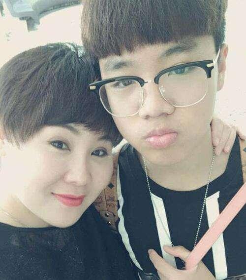 刘能王小利全家近照,前妻漂亮有气质,两任妻子都生一儿子