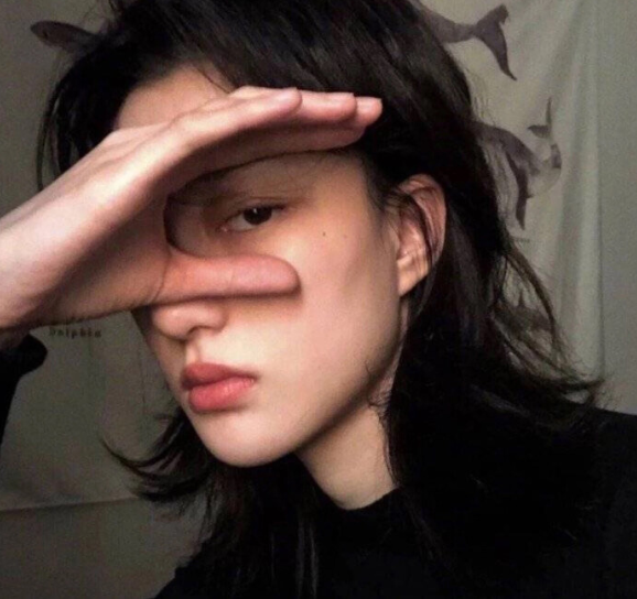 女生如果总是喜欢走中性风格,甚至是使用的头像是冷色调的,暗黑系风格