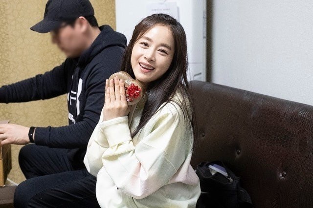 rain老婆金泰熙产后复出穿蕾丝长裙不像40岁恢复太快了