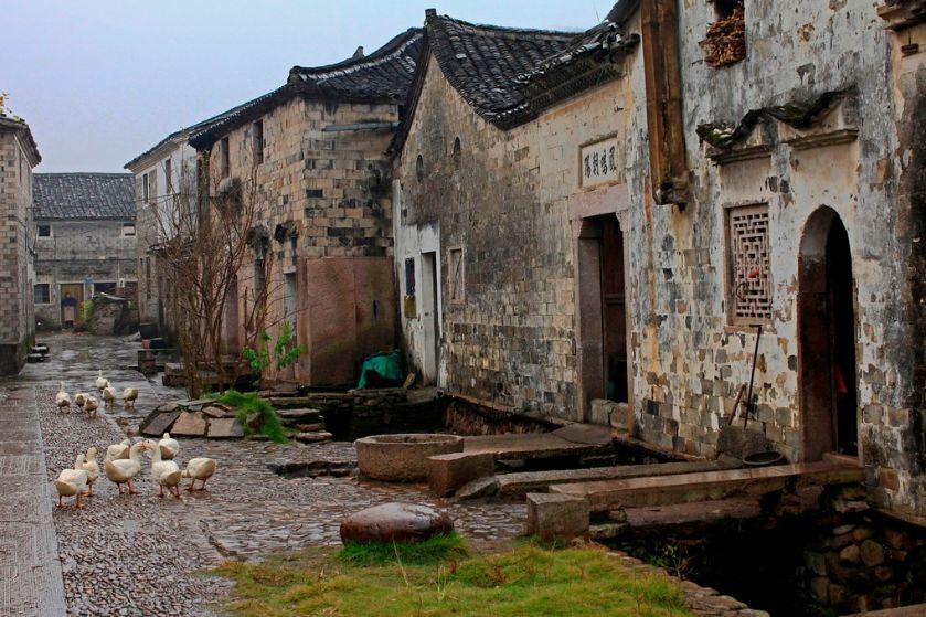 高迁村位于仙居县白塔镇境内,毗邻国家级重点风景名胜区神仙居,景星岩