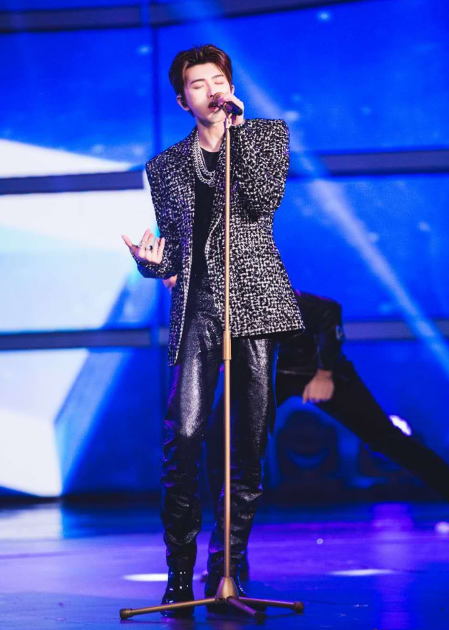 蔡徐坤称从小就是校草,本以为没吹牛,看到重返学生穿搭我沉默了