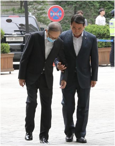 文在寅终于复仇成功韩前总统李明博被判17年下一个收拾朴槿惠