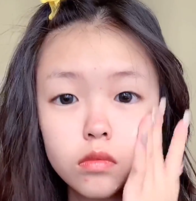 美女颜值还算可以,应该也算是班花的样子吧,毕竟素颜都这么的清纯可爱