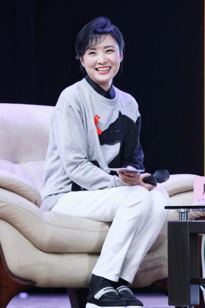 周涛穿搭真接地气灰色卫衣搭配白色牛仔裤简约知性温柔大方