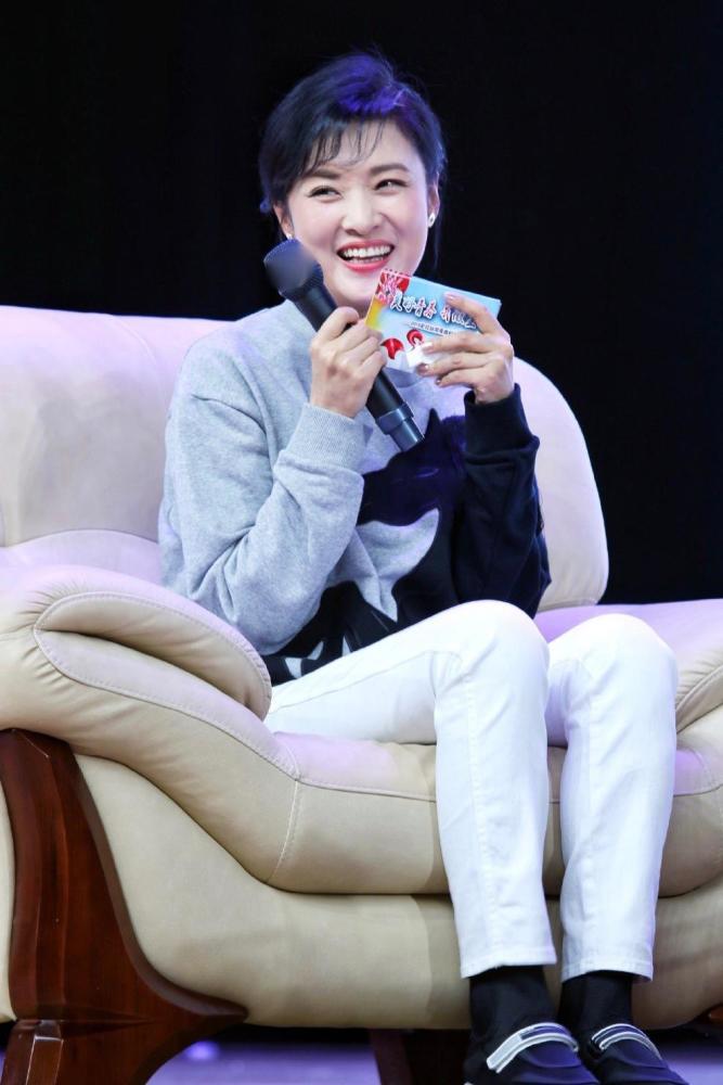 周涛穿搭真接地气灰色卫衣搭配白色牛仔裤简约知性温柔大方