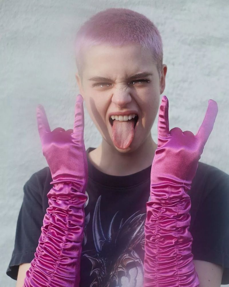 壁纸丨这个平头女孩的五官也太精致了吧