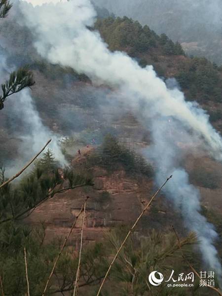 陇南市成县黄陈镇中湾村附近发生山火,当地居民表示,浓浓的烟雾笼罩在