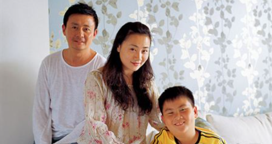 如今邢岷山儿子都已经有19岁,长相英俊,像极了邢岷山年轻的时候.