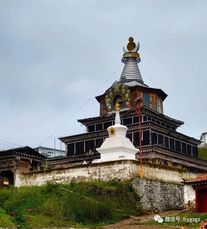 解脫塔四川的格爾底寺現有的珍貴寶物是——五世格爾底活佛的肉身靈體