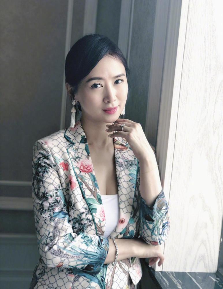 翁虹身材真有料身穿一些西服look凹凸感十足干练又时髦