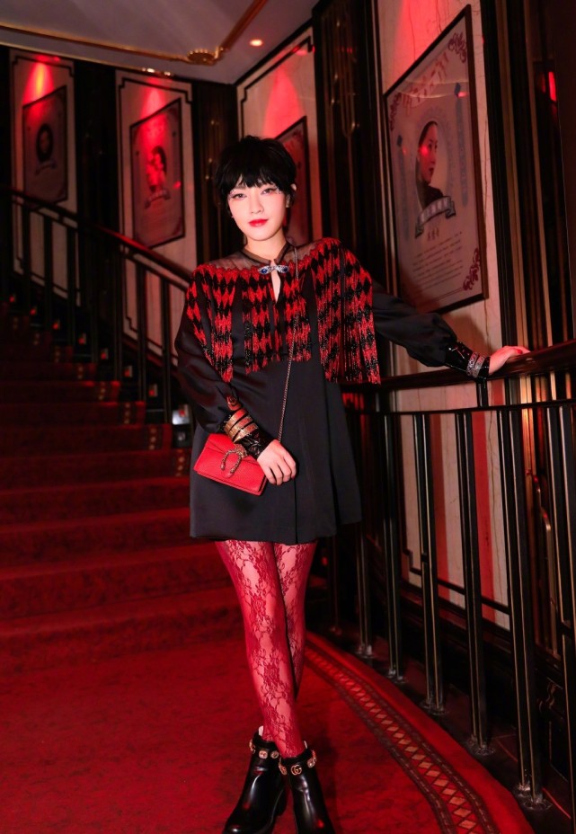 范晓萱哪有43岁的样子,穿拼接外套配短发,嘟嘴卖萌少女感十足