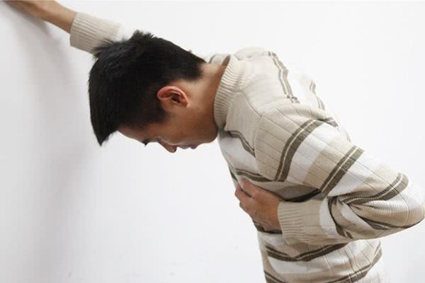 胸口闷闷的 有时还会痛一下 是哪里出了问题 别拖 早检查早好 腾讯网