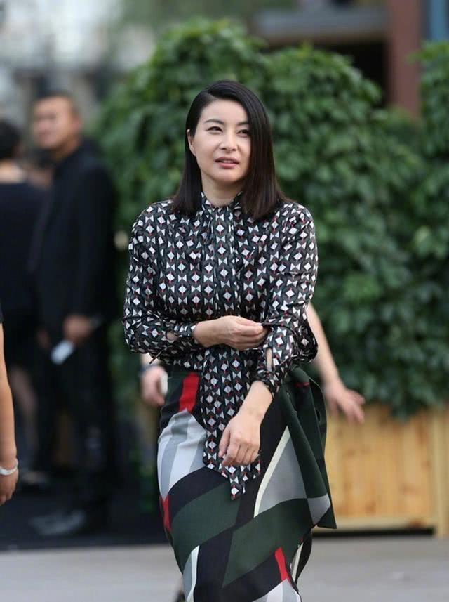 被郭晶晶惊艳,一袭黑色旗袍配柳叶眉高贵大气,藏不住的豪门气质