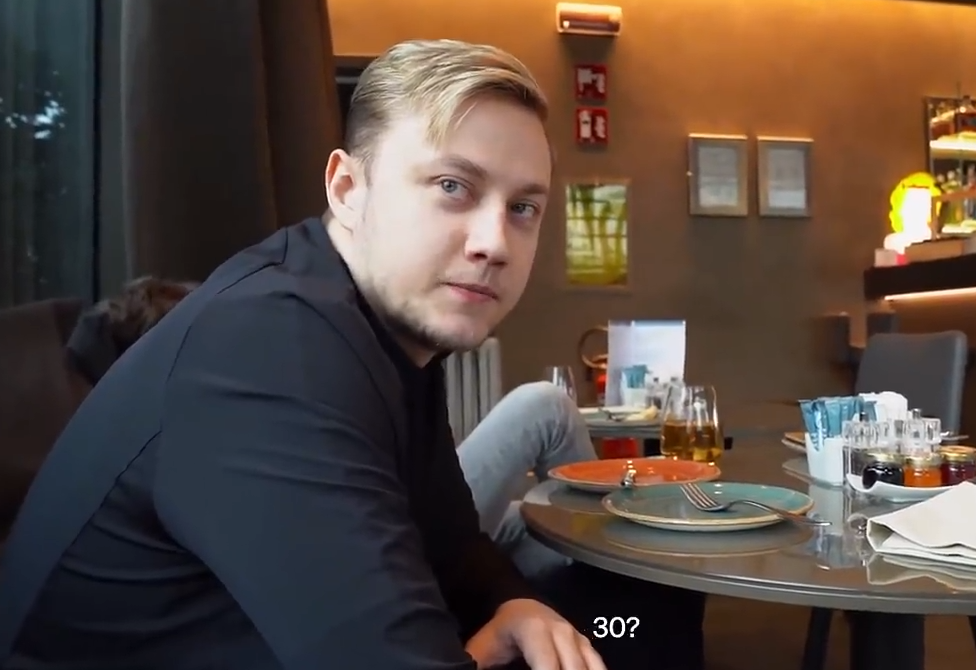 fnc全员亮相某品牌晚会 官博点名欧成:什么时候去锻炼!