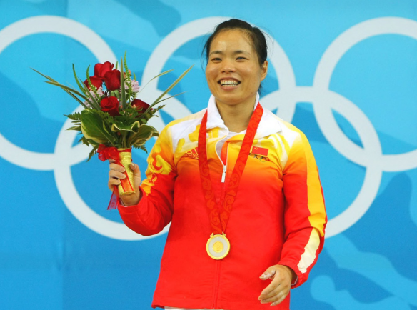 她两获奥运冠军却嫁给大21岁教练丈夫已62岁育有一女很幸福