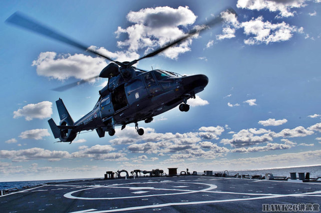 法国海军黑豹直升机来访降落美军驱逐舰甲板中国有类似型号