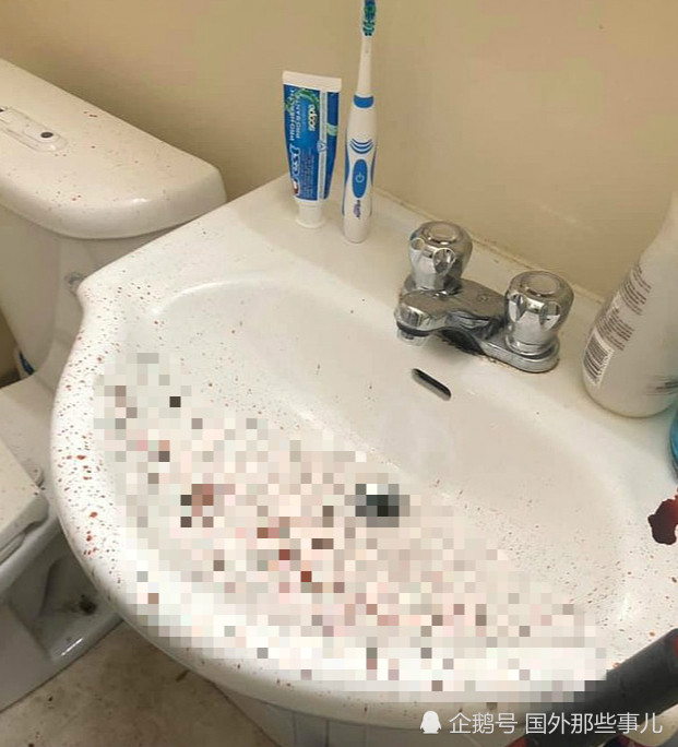 男子家中浴室死亡多日无人知血水渗到楼下天花板吓坏别人