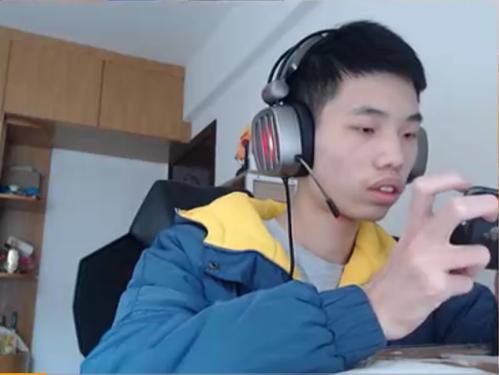 也可以达成多模式的战神,长相非常有特色的他直播风格也十分具有特点