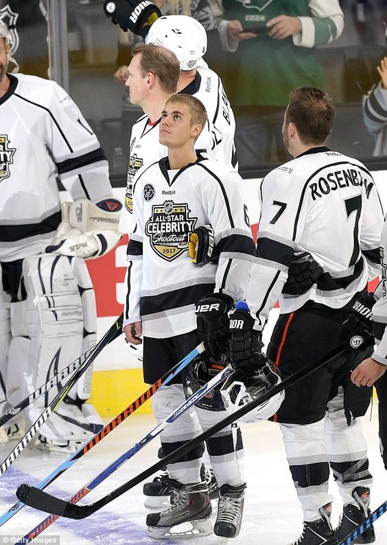 贾斯汀比伯私人飞机上练冰球观赛现场甜蜜撒糖