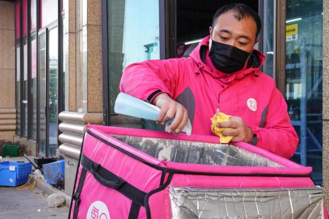 不仅每日优鲜自己的货物,不少快递和外卖配送员也