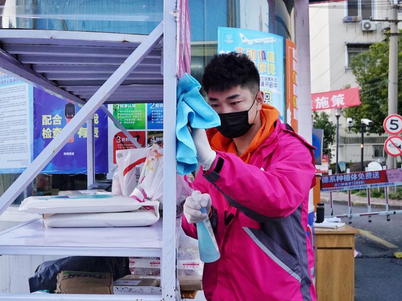不仅每日优鲜自己的货物,不少快递和外卖配送员也把他们的商品放到